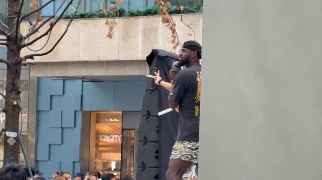 不惧风雨！詹姆斯在成都外场扔开雨伞 冒雨与众多球迷互动合影